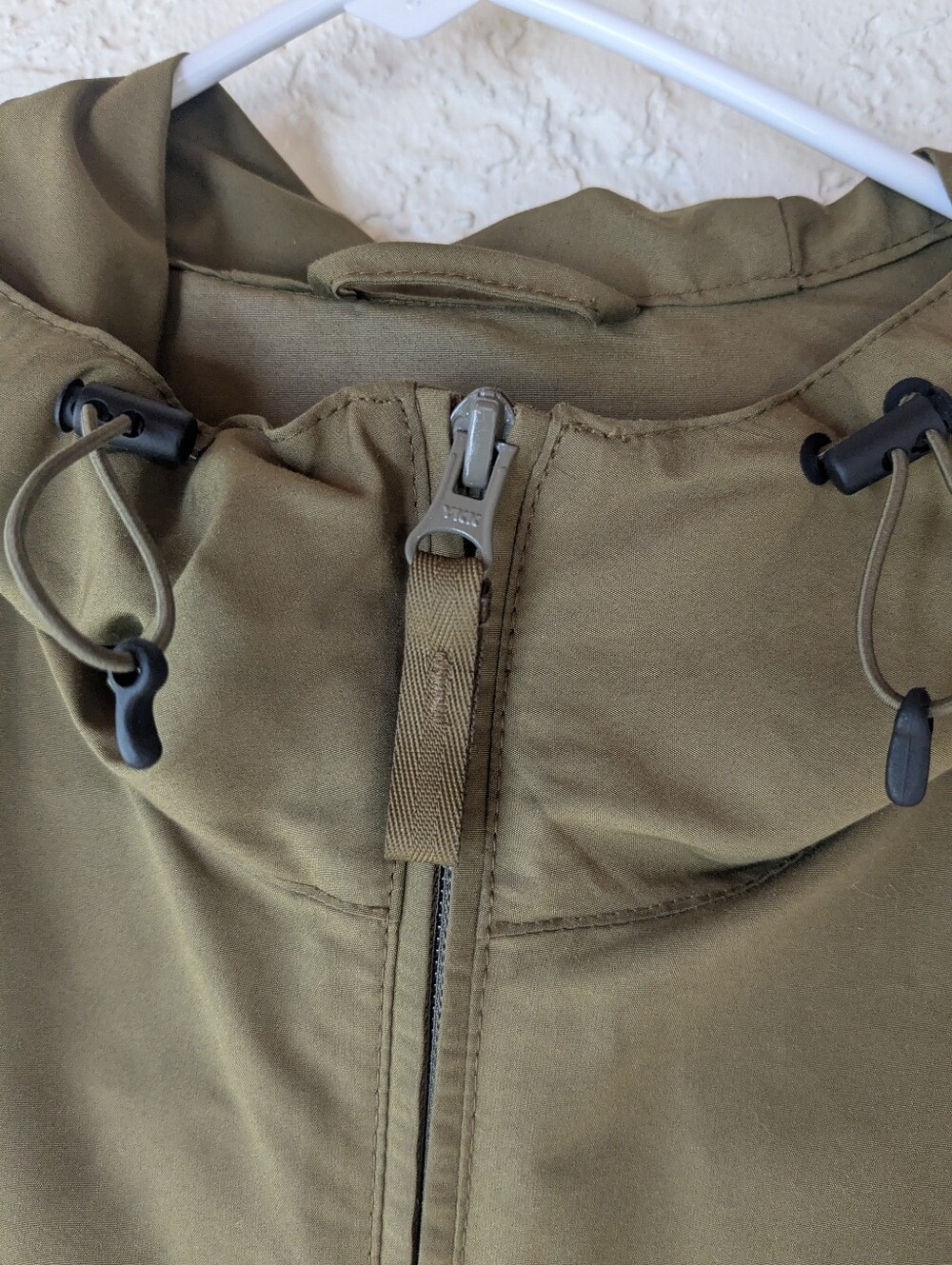 Men's Everlane ReNew Jacket in Olive Wind & Rain Hooded, Zipper Front Pockets